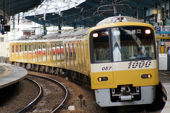 車両管理区新1000形1057編成を平和島駅で撮影した写真
