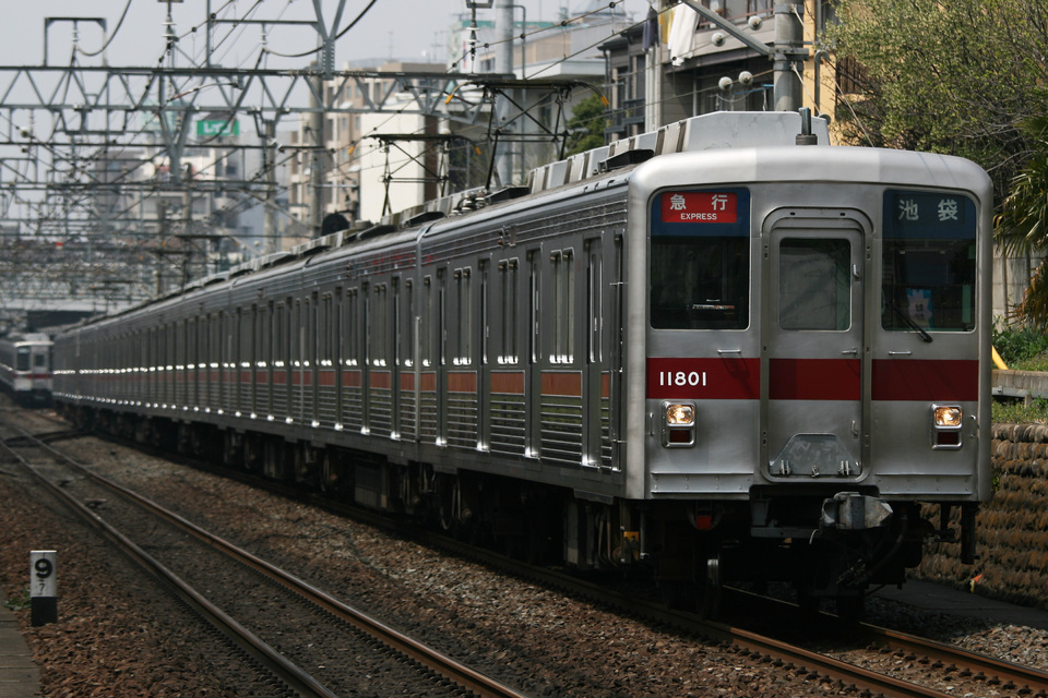 東武10000系11801F<br class="br-sp" />(11801編成)の写真