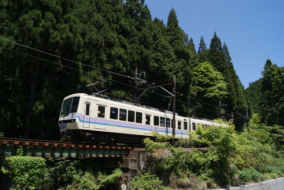 新緑の中を走る叡山電車