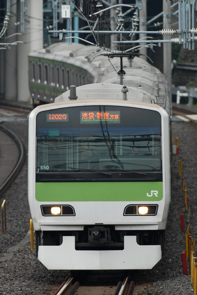 東京総合車両センターE231系トウ550編成を西日暮里駅で撮影した写真