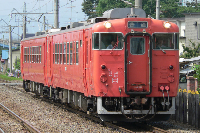 秋田車両センターキハ40522を撫牛子駅で撮影した写真