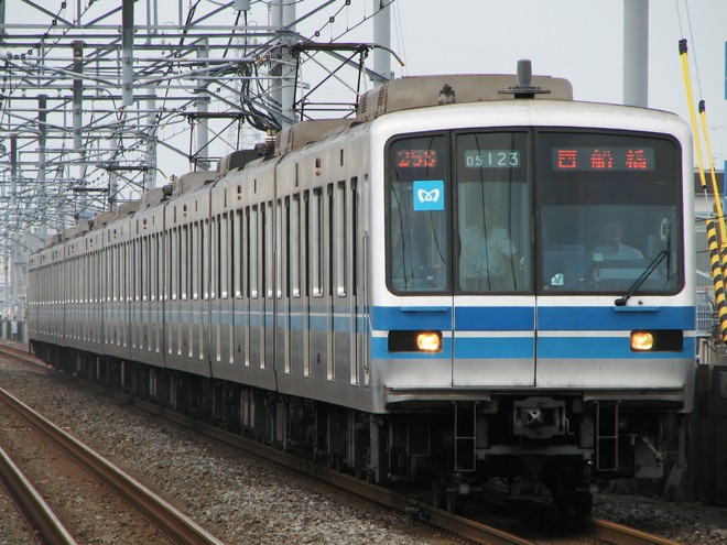 深川検車区05系123Fを行徳駅で撮影した写真