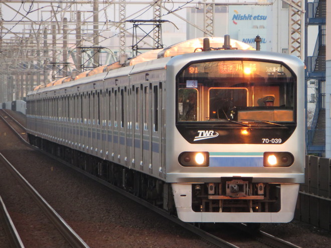 東臨運輸区70-000形Z03編成を東雲駅で撮影した写真