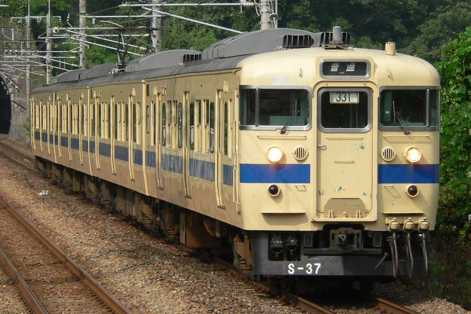 JR西227系S37編成<br class="br-sp" />(ヒロS37編成)の写真