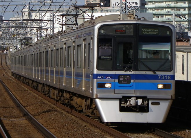 7300系7318編成を四つ木駅で撮影した写真