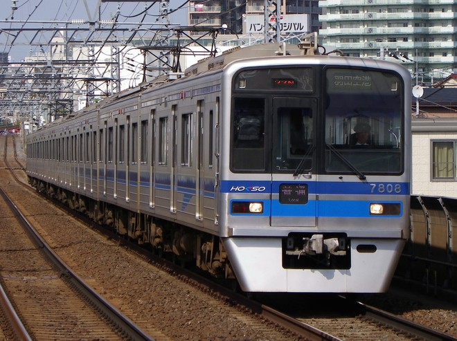 7800系7808編成を四つ木駅で撮影した写真