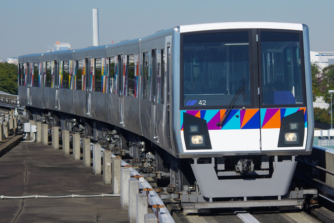 横浜シーサイドライン車両基地2000形第42編成を並木中央駅で撮影した写真