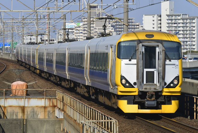 幕張車両センターE257系NB-07編成を舞浜駅で撮影した写真
