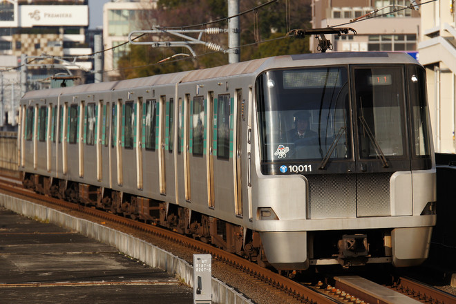 川和車両基地10000形第1編成をセンター南駅で撮影した写真
