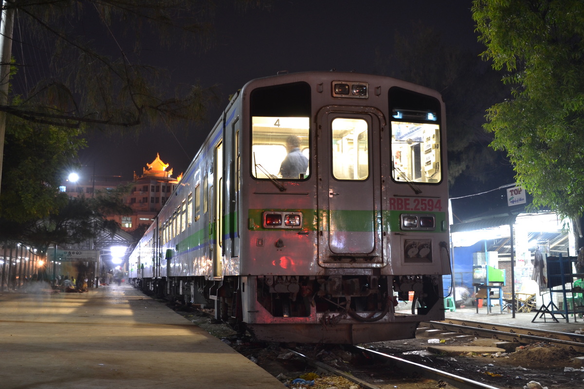ミャンマー国鉄 マンダレー機関区 RBE2500形 