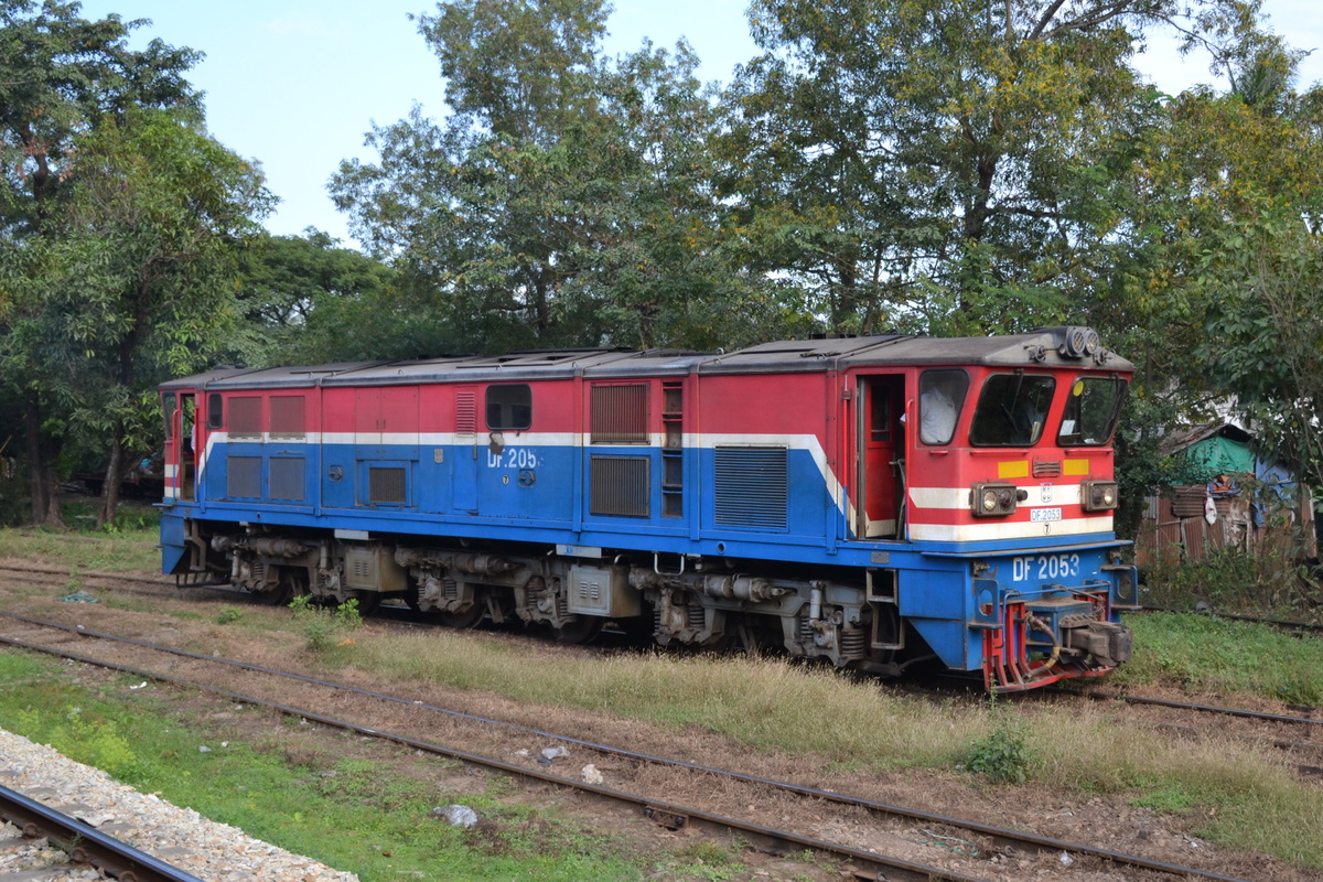 ミャンマー国鉄 マラゴン機関区 DF2000型 2053