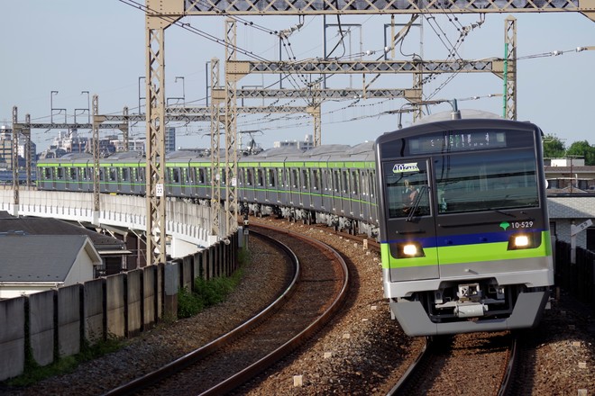 大島車両検修場10-300形10-520編成を京王稲田堤駅で撮影した写真