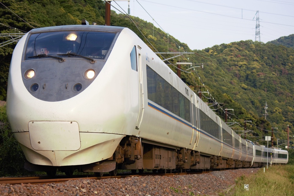 JR西681系W01編成<br class="br-sp" />(サワW01編成)の写真