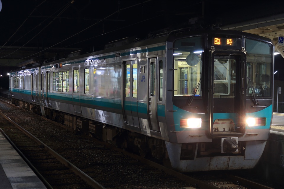 JR西125系F15編成<br class="br-sp" />(クモハ125-15)の写真