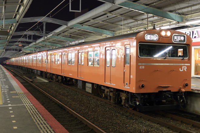 吹田総合車両所森ノ宮支所103系LA02編成を鶴橋駅で撮影した写真
