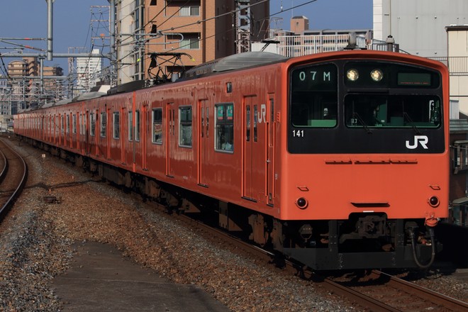 吹田総合車両所森ノ宮支所201系LB16編成を福島駅で撮影した写真