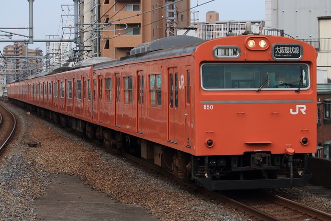吹田総合車両所森ノ宮支所103系LA05編成を福島駅で撮影した写真