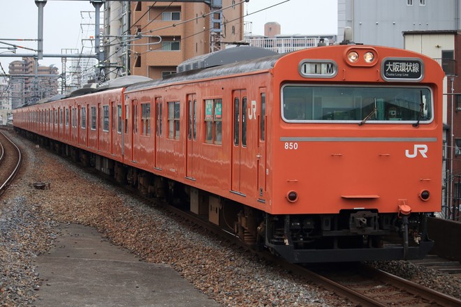 吹田総合車両所森ノ宮支所103系LA05編成を福島駅で撮影した写真