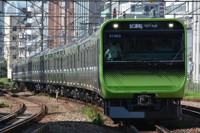 E235系トウ01編成を恵比寿駅で撮影した写真
