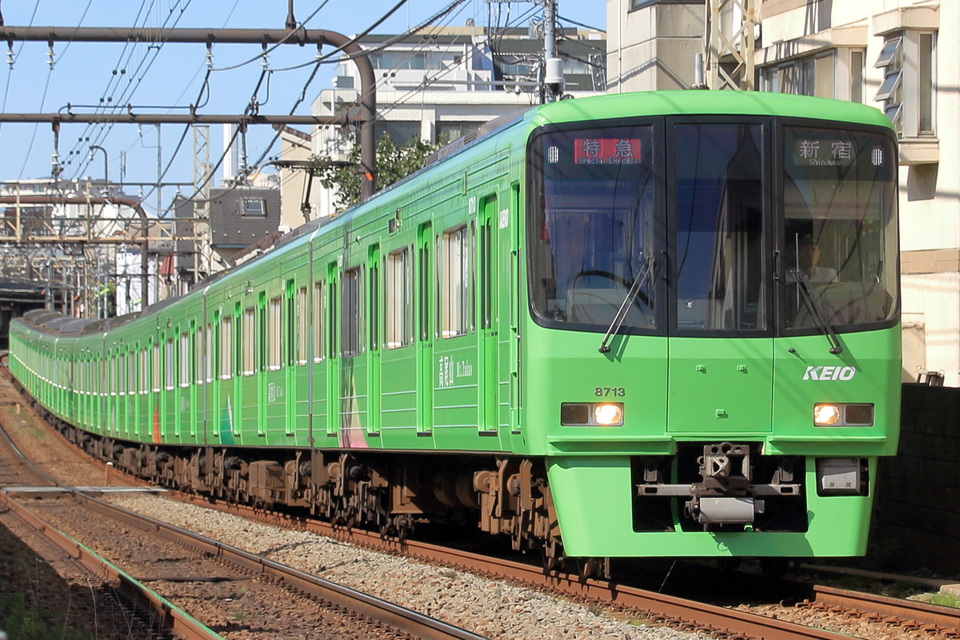 ２０１５年９月３０日から京王線では高尾山の自然をイメージしたラッピング車両が運行されました。車両側面は高尾山の春、夏、秋、冬、若草の５パターンのイラストで、四季折々の高尾山が表現されています。ラッピングのベースの色は、１９５７年から１９８３年まで運行されていた２０００系車両を復刻されたものです。