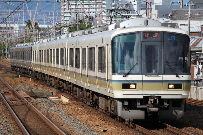網干総合車両所本所221系B18編成を塚本駅で撮影した写真