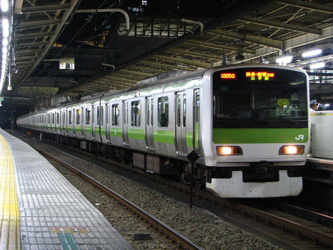 E231系トウ501編成を大崎駅で撮影した写真