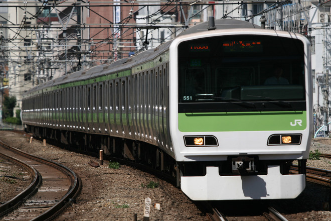 東京総合車両センターE231系トウ551編成を恵比寿駅で撮影した写真