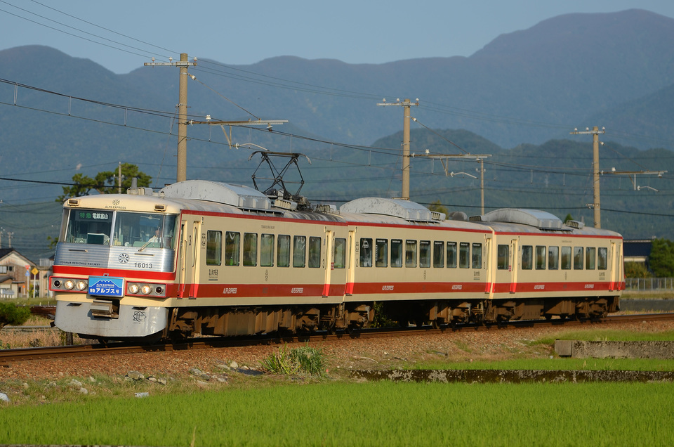 富山地方鉄道16010形の写真