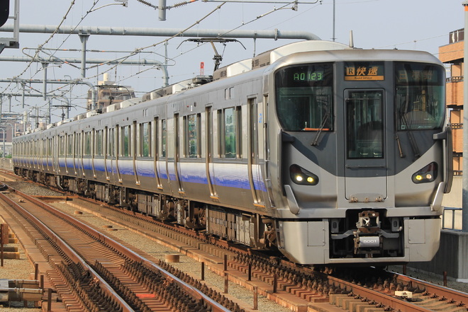 日根野電車区225系HF401編成を鶴ヶ丘駅で撮影した写真