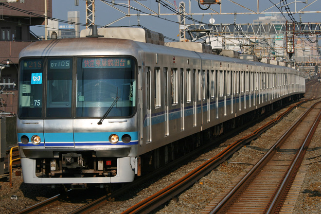 深川車両基地07系07-105Fを高円寺駅で撮影した写真