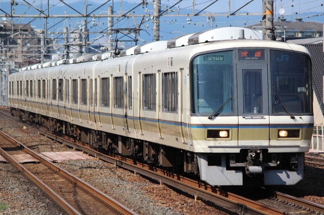 網干総合車両所本所221系A1編成を茨木駅で撮影した写真
