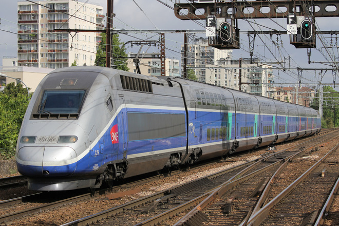 TGV duplex226をLe Vert de Maisons Stationで撮影した写真