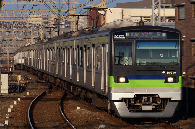 大島車両検修場10-300形10-510Fを八幡山駅で撮影した写真