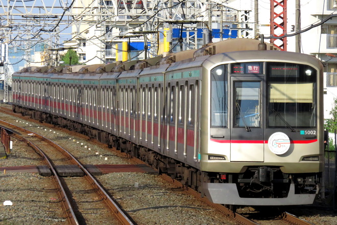 長津田検車区5000系5102Fを竹ノ塚駅で撮影した写真