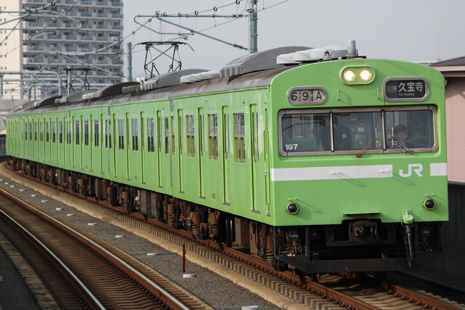 吹田総合車両所奈良支所103系NS617編成を新加美駅で撮影した写真
