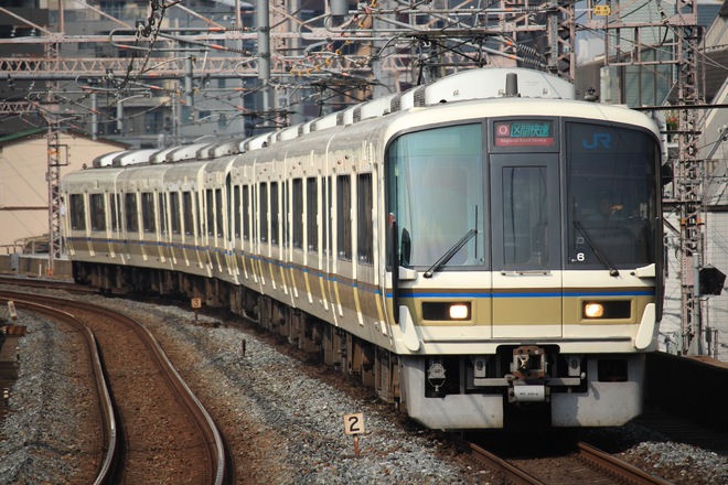 吹田総合車両所奈良支所221系NA423編成を福島駅で撮影した写真