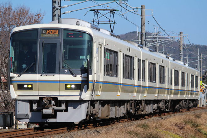 吹田総合車両所奈良支所221系NA424編成をJR藤森～桃山間で撮影した写真