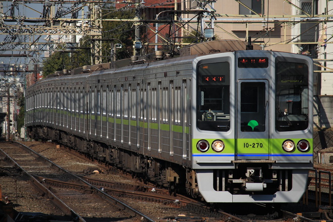 大島車両検修場10-000形10-270Fを桜上水駅で撮影した写真
