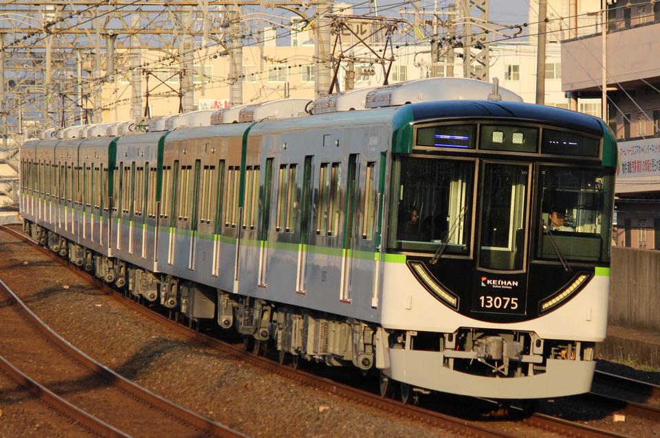 京阪13000系13025F<br class="br-sp" />(13025編成)の写真