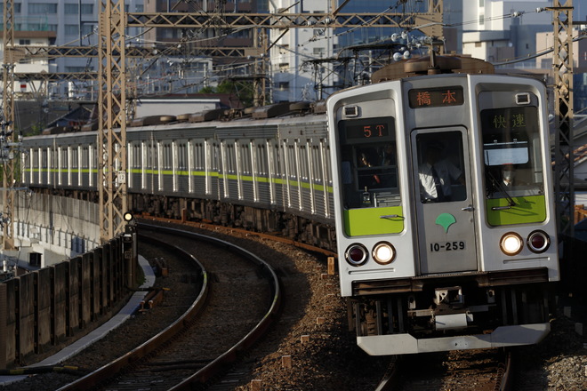 10-000形10-250Fを京王多摩川駅で撮影した写真