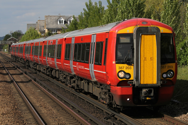 Class387/2203をHorley Stationで撮影した写真