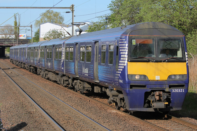 Class320321をGarrowhill Stationで撮影した写真