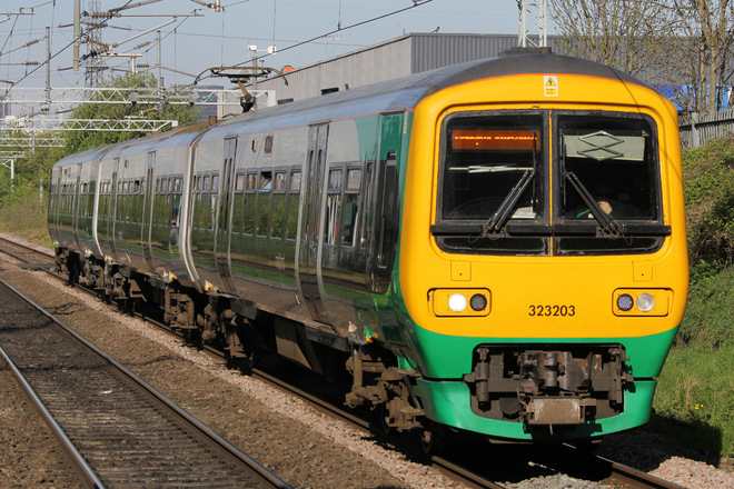 Class323203をAdderley Park Stationで撮影した写真