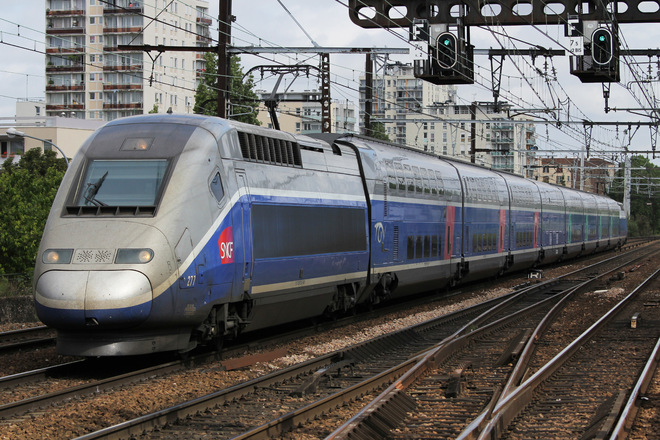 TGV Duplex277をLe Vert de Maisons Stationで撮影した写真