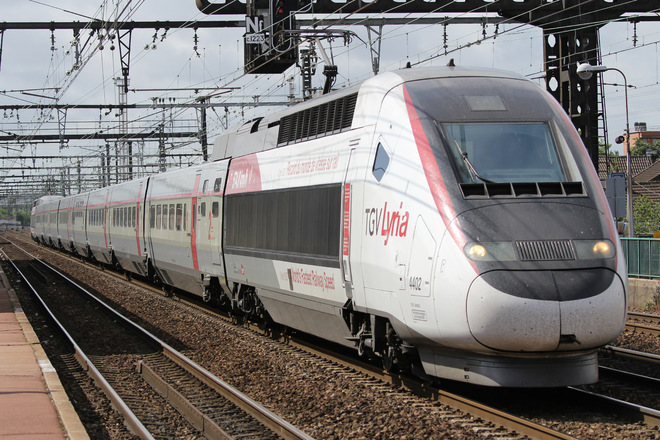 TGV POS4402をLe Vert de Maisons Stationで撮影した写真
