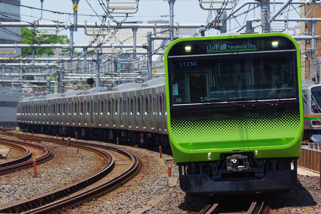 東京総合車両センター本区E235系トウ05編成を御徒町駅で撮影した写真