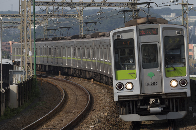 10-000系10-250Fを京王多摩川駅で撮影した写真
