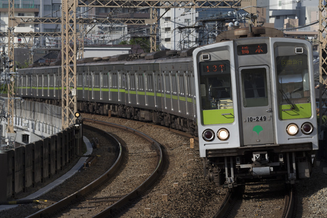 10-000系10-240Fを京王多摩川駅で撮影した写真