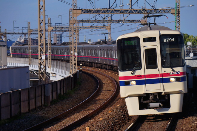 若葉台検車区9000系9744Fを京王稲田堤駅で撮影した写真