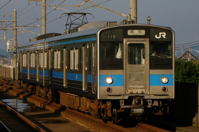 121系を丸亀駅で撮影した写真